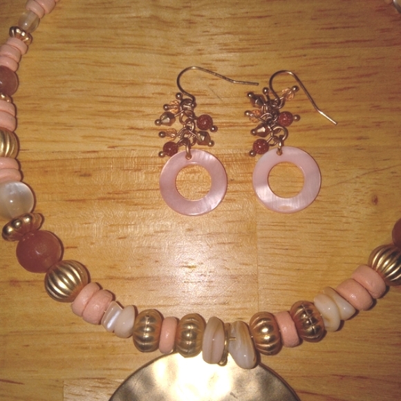Beautiful necklace and earrings set, pink and peach color realistic faux stone - Picture 4 of 10